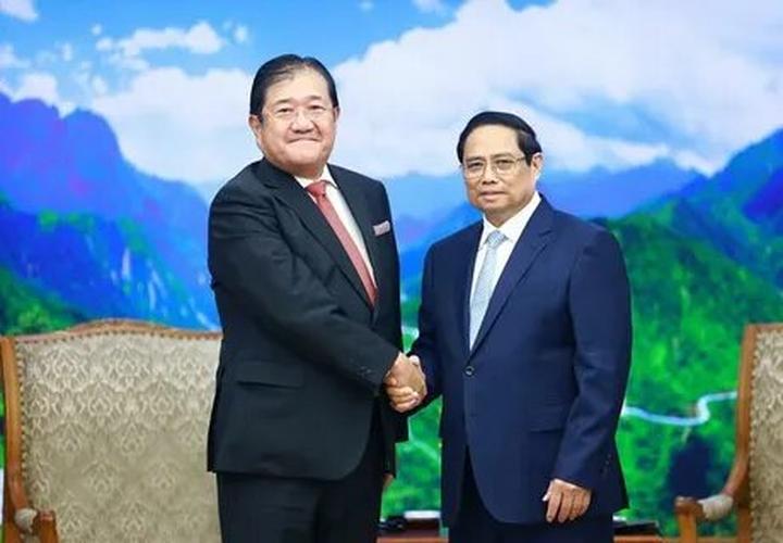 Nội dung: Mùa hè đang đầy vui vẻ với những xu hướng mới, và Huda Ice Twist đang chinh